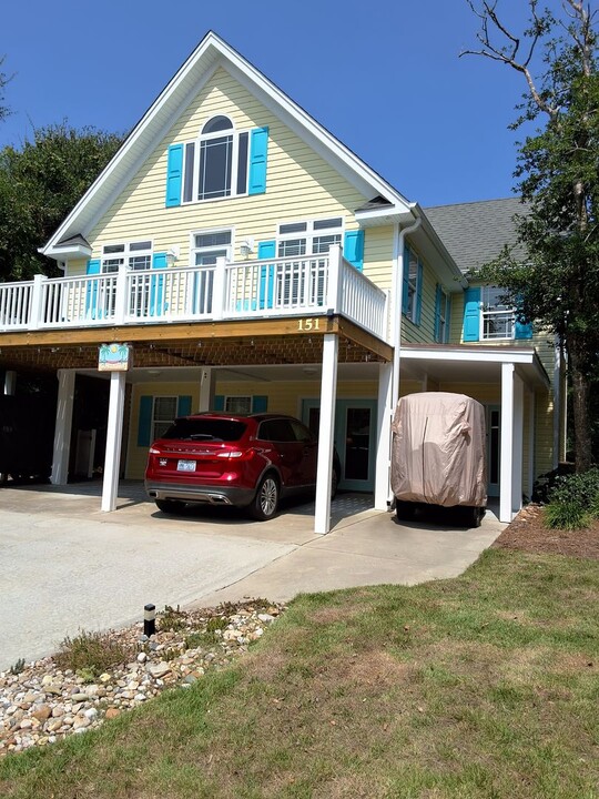 151 Doe Dr in Emerald Isle, NC - Foto de edificio