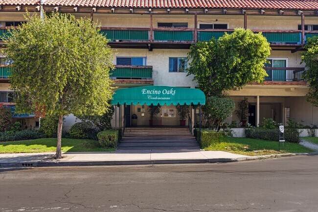 5460 White Oak Ave, Unit A105 in Encino, CA - Foto de edificio - Building Photo