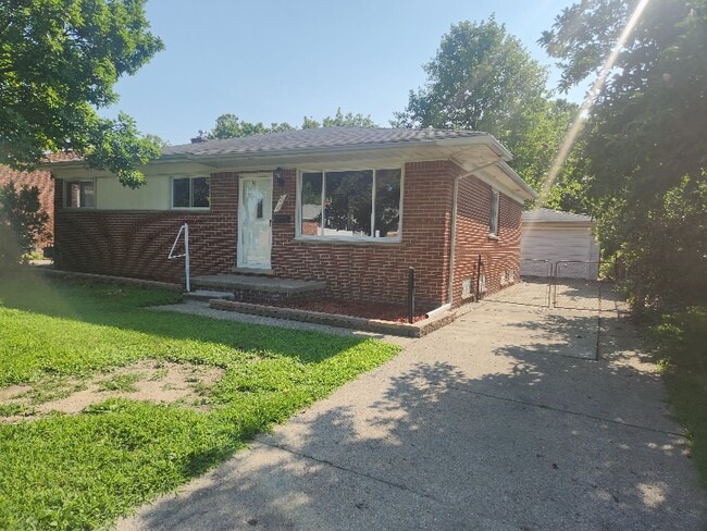 8630 N Evangeline St in Dearborn Heights, MI - Building Photo - Building Photo