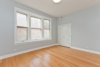 3324 W Diversey Ave, Unit 2F in Chicago, IL - Building Photo - Building Photo