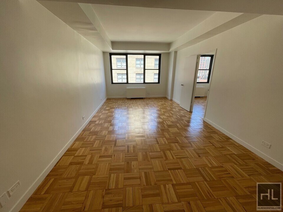 EAST 49 STREET in New York, NY - Building Photo