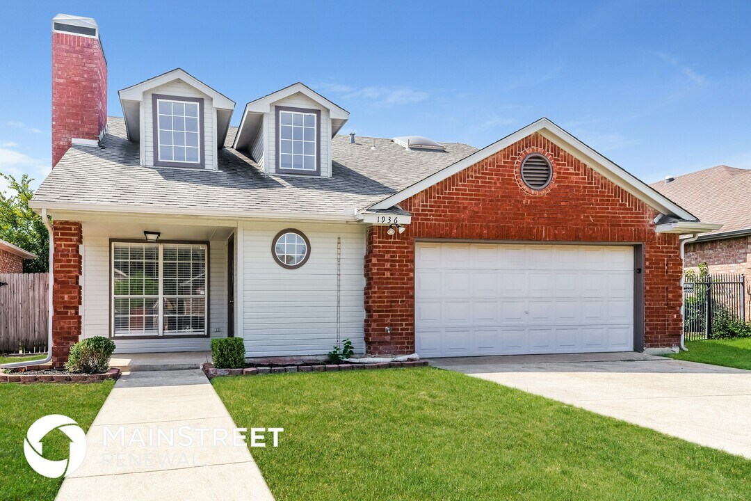 1936 Pine Ridge Dr in Bedford, TX - Foto de edificio