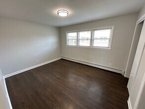 7810 S Escanaba Ave, Unit 2B in Chicago, IL - Foto de edificio - Building Photo