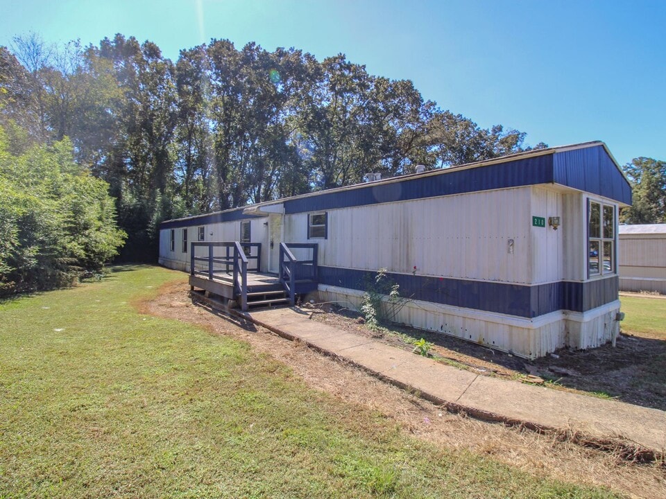 210 Cameron Cir in Muscle Shoals, AL - Building Photo