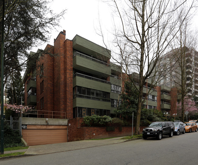 Vanier Court in Vancouver, BC - Building Photo - Building Photo