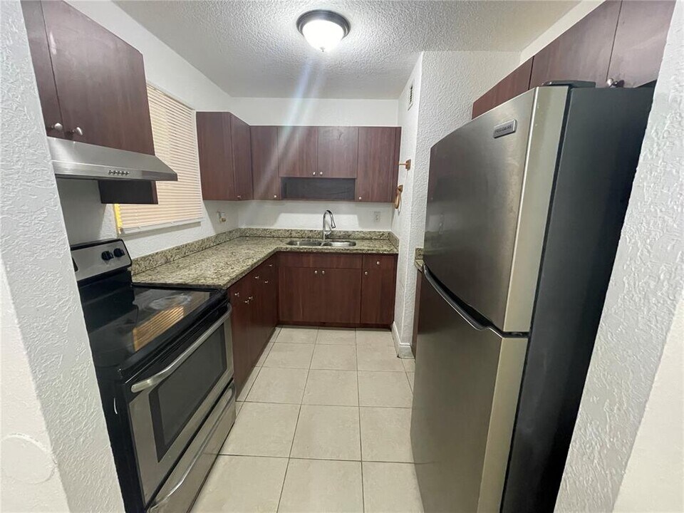 525 W 69th St, Unit XXX in Hialeah, FL - Building Photo