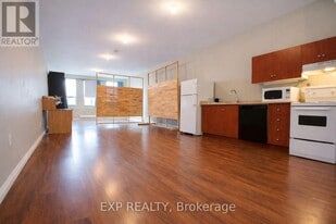 1038 Coxwell Ave in Toronto, ON - Building Photo