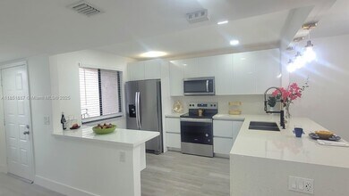 428 Lakeview Dr in Weston, FL - Building Photo - Building Photo