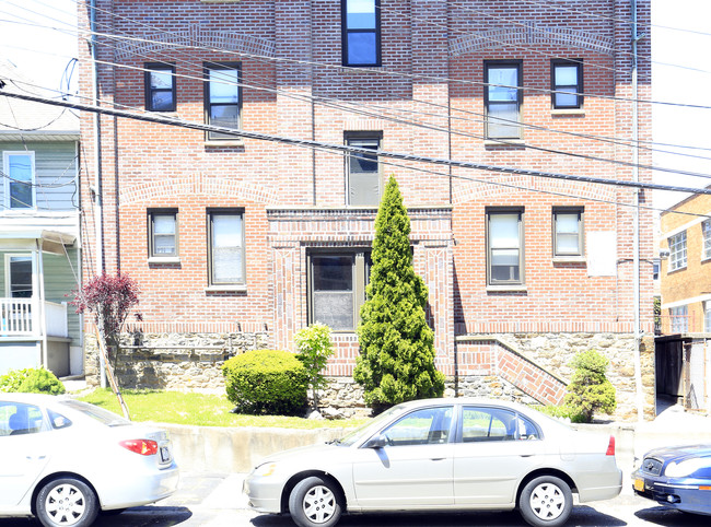 31 Coligni Ave in New Rochelle, NY - Foto de edificio - Building Photo