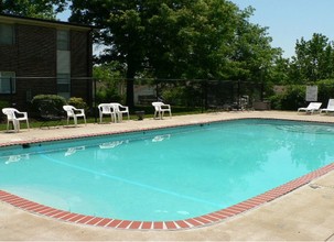 Yorktowne Apartments in St. Louis, MO - Building Photo - Building Photo