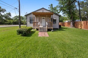 805 28 1/2 St in San Leon, TX - Building Photo