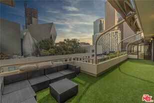 121 S Hope St in Los Angeles, CA - Building Photo