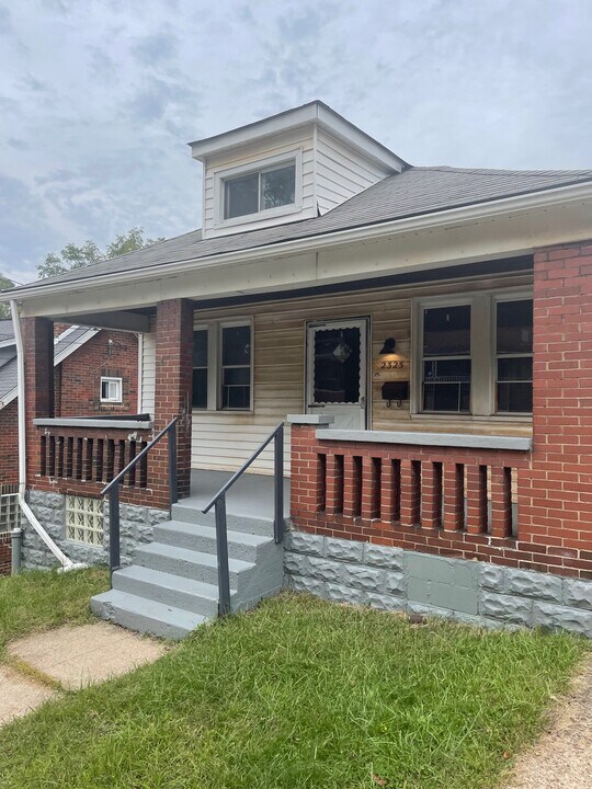 2325 Manor Ave in Pittsburgh, PA - Building Photo