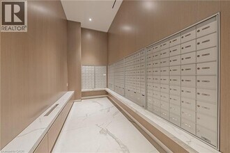 370 Martha St in Burlington, ON - Building Photo - Building Photo