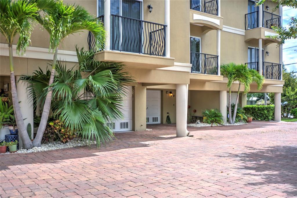300 Capri Blvd in Treasure Island, FL - Building Photo
