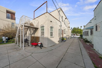 833 N Ridgewood Pl in Los Angeles, CA - Building Photo - Building Photo