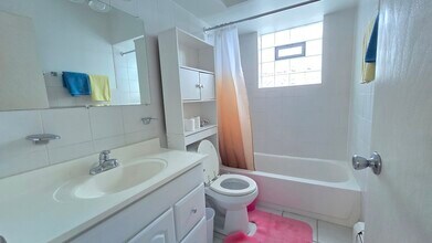 5472 W Higgins Ave in Chicago, IL - Building Photo - Building Photo