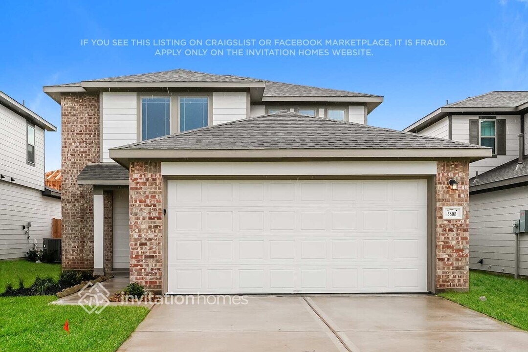 5608 Poinsettia Pl in Montgomery, TX - Foto de edificio