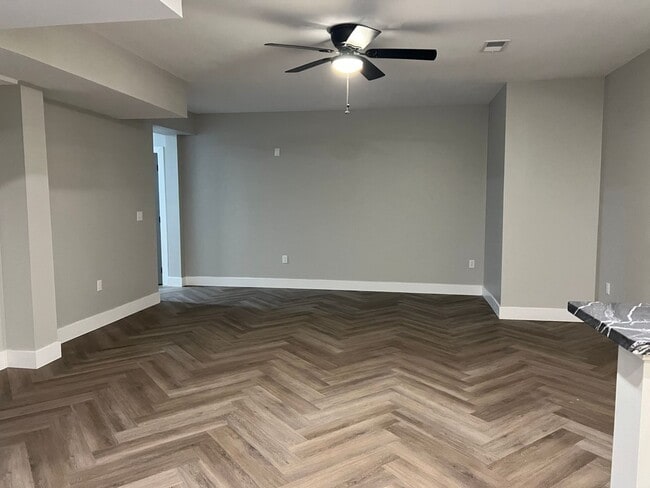 647 Emlin St in Pittsburgh, PA - Building Photo - Building Photo