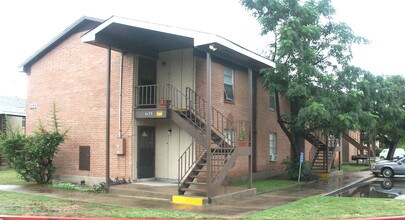 Elm Ridge Apartments in Austin, TX - Building Photo - Building Photo