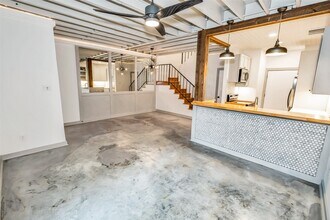 1300 Augusta Dr in Houston, TX - Building Photo - Building Photo