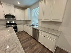 1670 Richie Ln in Woodland, CA - Building Photo