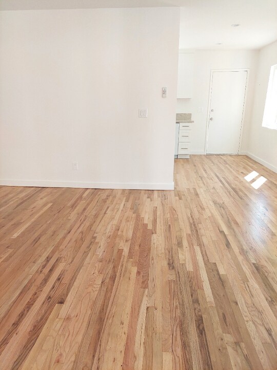 6640 Woodman Ave in Los Angeles, CA - Building Photo