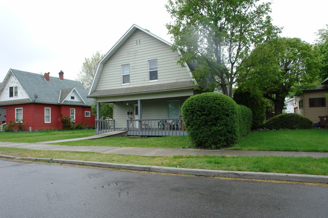 613 W Knox Ave in Spokane, WA - Foto de edificio - Building Photo