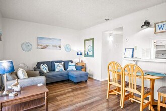 2025 Eleventh St in Port Aransas, TX - Foto de edificio - Building Photo