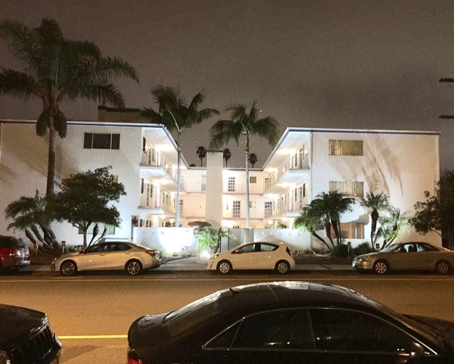 AMAZING CONDOMINIUM BUILDING BY THE BEACH!!