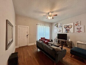404 E Carson St in San Antonio, TX - Building Photo - Building Photo