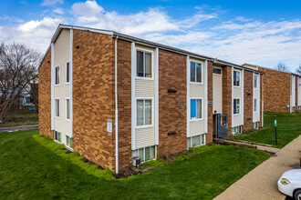 Hillview Apartments in Canton, OH - Foto de edificio - Primary Photo