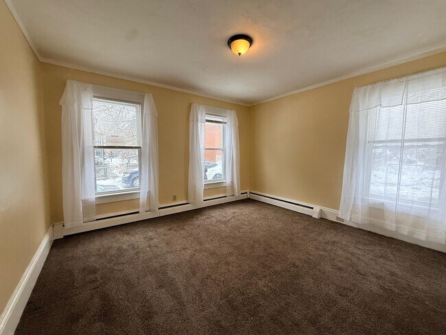 17 Laurel St, Unit 1 in Somerville, MA - Foto de edificio - Building Photo