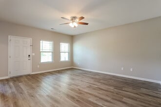 115 Stillwood Dr in Newnan, GA - Foto de edificio - Building Photo