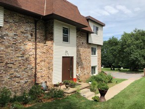 Hickman Hill Apartments HEAT & WATER INCLUDED in Clive, IA - Building Photo - Building Photo