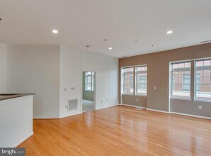 309 Holland Ln in Alexandria, VA - Foto de edificio - Building Photo