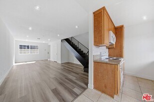 6616 Sylmar Ave in Los Angeles, CA - Building Photo