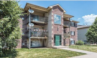 5924 Sutton Pl in Urbandale, IA - Building Photo