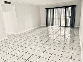 13700 SW 62nd St, Unit 113 in Miami, FL - Building Photo