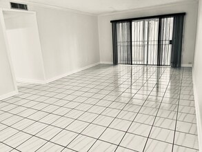 13700 SW 62nd St, Unit 113 in Miami, FL - Building Photo - Building Photo