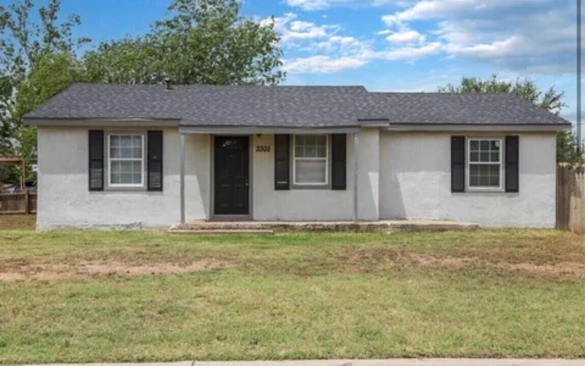 3302 Bates St in Lubbock, TX - Building Photo