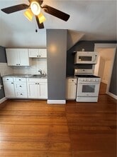 87 Bentley St in East Providence, RI - Foto de edificio - Building Photo