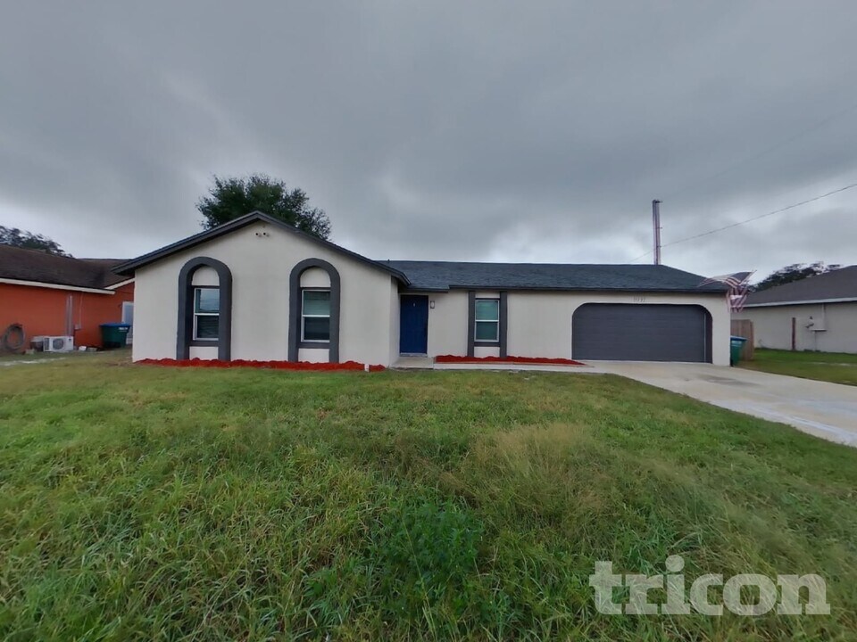 1297 Voyager St in Deltona, FL - Building Photo
