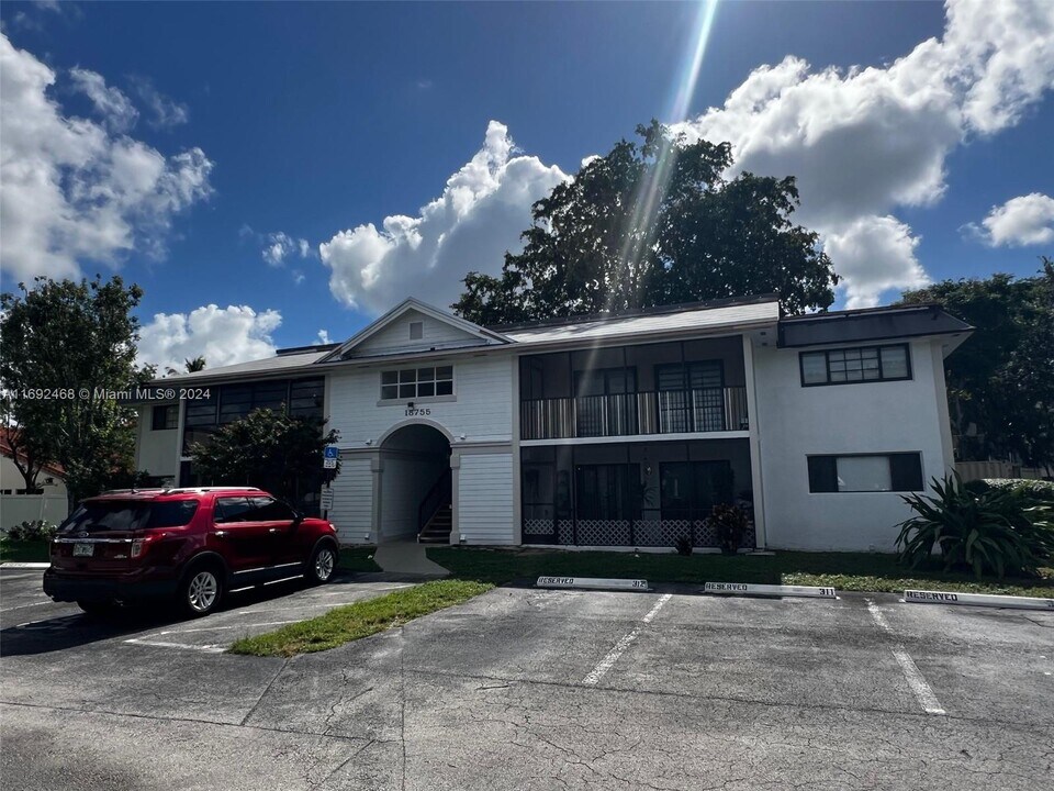 18755 NW 62nd Ave in Hialeah, FL - Building Photo
