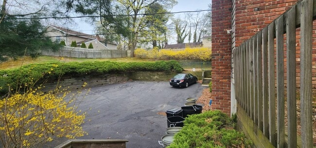 12 Greenlawn Rd in Huntington, NY - Foto de edificio - Building Photo