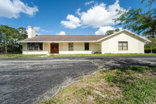 5562 Reynolds Rd in Wellington, FL - Building Photo