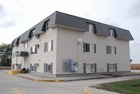 702-704 Nicc Dr in Calmar, IA - Building Photo - Building Photo