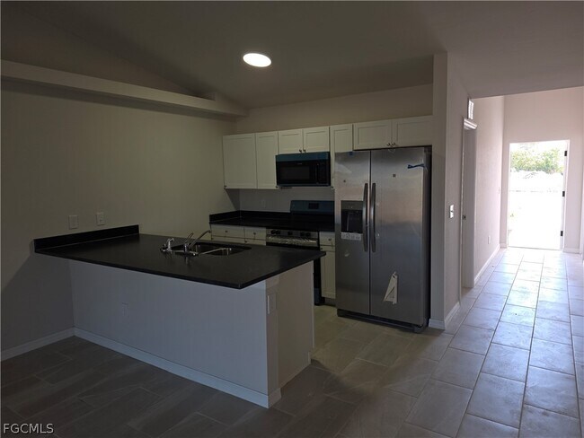 739 SW 9th St in Cape Coral, FL - Building Photo - Building Photo