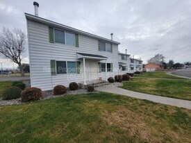 1001 Catskill St in Richland, WA - Building Photo