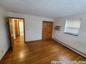 280 Grove St, Unit 5 in Newton, MA - Foto de edificio - Building Photo